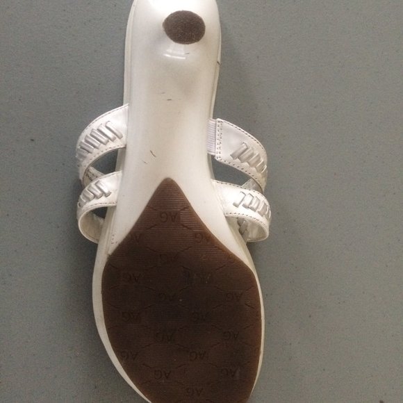 Leather , genuine A. Geller white sandals, kitten heels, silver accents, SZ 9 M - Picture 2 of 8